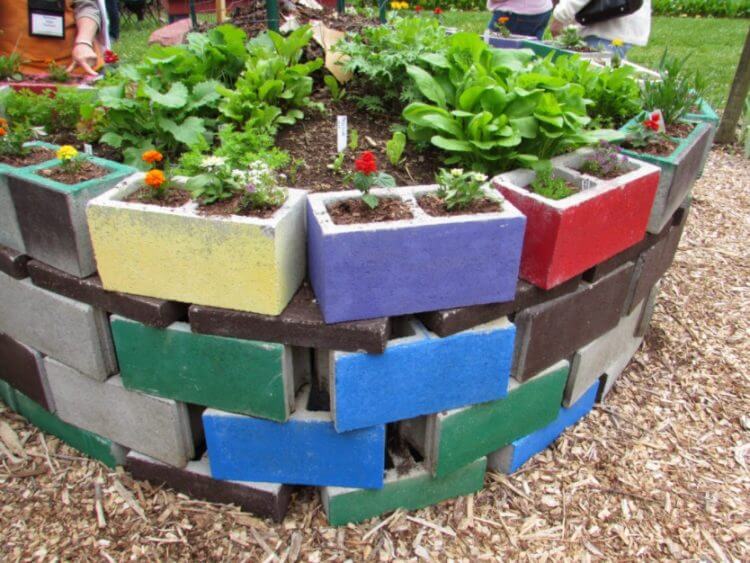 Enchantingly Beautiful Cinder Block Ideas that Can Use for Your Garden